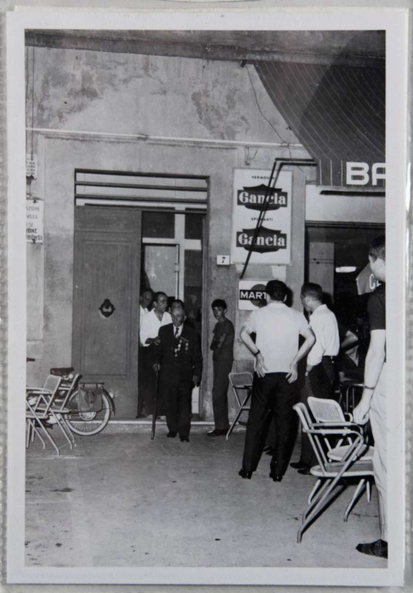 Poggibonsi, 18-19 luglio 1964, XX° anniversario della liberazione e conferimento ad Alcide Cervi della cittadinanza onoraria. Alcide Cervi esce da un palazzo